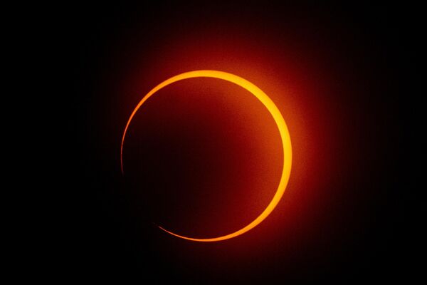 عبور ماه از مقابل خورشید در خلال خورشید گرفتگی حلقوی در پنونوم، پاناما، در 14 اکتبر 2023. - اسپوتنیک ایران  