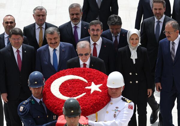 رجب طیب اردوغان، رئیس‌جمهور ترکیه  و اعضای کابینه جدیدش در حالی که از آنیت‌کبیر، مقبره بنیانگذار جمهوری ترکیه، مصطفی کمال آتاتورک، قبل از اولین جلسه کابینه خود در آنکارا، در 6 ژوئن 2023 بازدید می‌کنند، همراه با سربازانی که تاج گل حمل می‌کنند، قدم می‌زنند. - اسپوتنیک ایران  