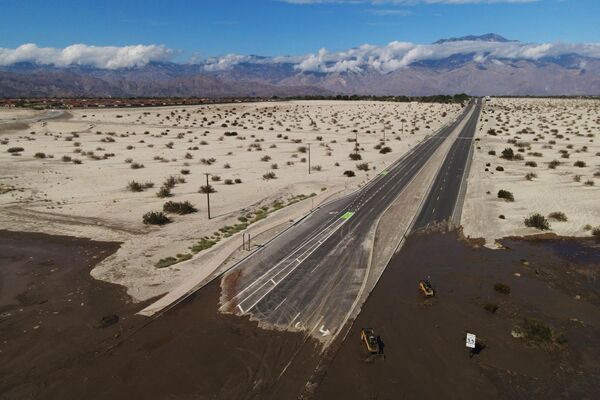 یک تصویر هوایی عدم ترافیک را به دلیل سیل و عبور گل و لای از بزرگراه به دنبال باران های شدید از طوفان گرمسیری هیلاری، در رانچو میراژ، کالیفرنیا، در 21 آگوست 2023، نشان می دهد. - اسپوتنیک ایران  