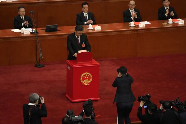 رئیس جمهور چین شی جین پینگ در جلسه کنگره ملی خلق چین رای خود را برای انتخاب رهبران ایالتی در تالار بزرگ مردمی در پکن، جمعه، 10 مارس 2023 به صندوق انداخت. - اسپوتنیک ایران  