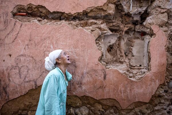 عکس العمل زنی که در 9 سپتامبر 2023 مقابل خانه آسیب دیده خود در شهر قدیمی مراکش ایستاده است. زلزله قدرتمندی که در اواخر 8 سپتامبر مراکش را لرزاند بیش از 600 نفر را کشت. - اسپوتنیک ایران  