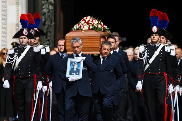 در 14 ژوئن 2023 در پایان مراسم تشییع جنازه برلوسکونی، حاملان تابوت سیلویو برلوسکونی، نخست وزیر سابق ایتالیا را در خارج از کلیسای جامع دومو در میلان حمل می کنند. - اسپوتنیک ایران  