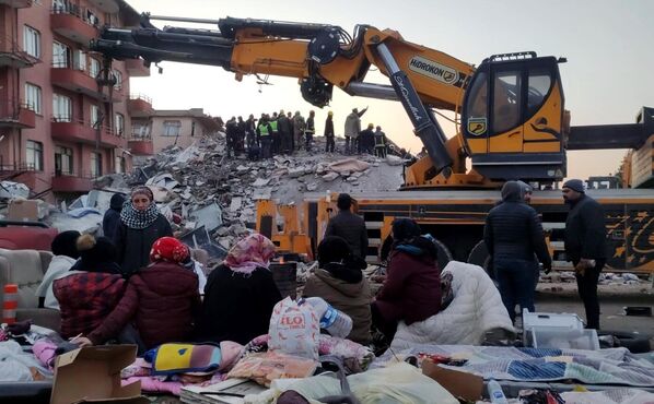 آواربرداری از محل ساختمانی که در اثر زلزله در آنتاکیا تخریب شده است. زمین لرزه ای به بزرگی 7.4 ریشتر در ترکیه به وقوع پیوست. - اسپوتنیک ایران  
