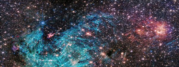ابزار NIRCam (دوربین مادون قرمز نزدیک) در تلسکوپ فضایی جیمز وب ناسا، بخشی از هسته متراکم کهکشان راه شیری را نشان می دهد. تخمین زده می شود که 500000 ستاره در این تصویر از منطقه کمان سی (Sgr C) همراه با برخی از ویژگی های هنوز ناشناخته می درخشند. ناحیه بزرگی از هیدروژن یونیزه که به رنگ فیروزه ای نشان داده شده است، حاوی ساختارهای سوزنی مانندی است که هیچ جهت یکنواختی ندارند. - اسپوتنیک ایران  