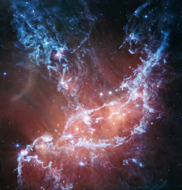 این تصویر مادون قرمز جدید از NGC 346 از تلسکوپ فضایی جیمز وب ناسا، ابزار مادون قرمز میانی (MIRI) انتشار گازهای خنک و غبار را ردیابی می کند. در این تصویر رنگ آبی نشان دهنده سیلیکات ها و مولکول های شیمیایی دوده ای است که به عنوان هیدروکربن های آروماتیک چند حلقه ای یا PAH شناخته می شوند. انتشار قرمز پراکنده بیشتر از غبار گرم گرم شده توسط درخشان ترین و پرجرم ترین ستارگان در قلب منطقه می درخشد. تکه ها و رشته های روشن مناطقی را با تعداد فراوانی از پیش ستاره ها مشخص می کنند. این تصویر شامل نور 7.7 میکرون به رنگ آبی، 10 میکرون در فیروزه‌ای، 11.3 میکرون در سبز، 15 میکرون در زرد و 21 میکرون به رنگ قرمز است (به ترتیب فیلترهای 770 وات، 1000 وات، 1130 وات، 1500 وات و 2100 وات). - اسپوتنیک ایران  