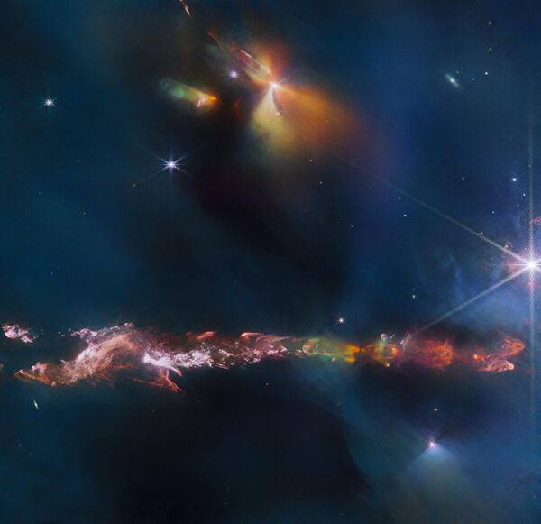 تلسکوپ فضایی جیمز وب NASA/ESA/CSA جزئیات پیچیده ای از شی هربیگ هارو 797 (HH 797) را نشان می دهد. اجرام هربیگ هارو نواحی درخشانی هستند که ستارگان تازه متولد شده را احاطه کرده اند (معروف به پیش ستاره ها) و زمانی تشکیل می شوند که بادهای ستاره ای یا فواره های گازی که از این ستارگان تازه متولد شده به بیرون پرتاب می شوند، امواج ضربه ای را تشکیل می دهند که با گاز و غبار مجاور با سرعت بالا برخورد می کنند. HH 797 که بر نیمه پایینی این تصویر غالب است، نزدیک به خوشه ستاره ای باز جوان IC 348 قرار دارد که در نزدیکی لبه شرقی مجموعه ابر تاریک پرسئوس قرار دارد. تصور می‌شود که اجرام فروسرخ درخشان در قسمت بالایی تصویر میزبان دو پیش‌ستاره دیگر باشند. این تصویر با دوربین مادون قرمز نزدیک Webb (NIRCam) گرفته شده است. ESA/Webb، NASA &amp; CSA، T. Ray (موسسه مطالعات پیشرفته دوبلین) - اسپوتنیک ایران  