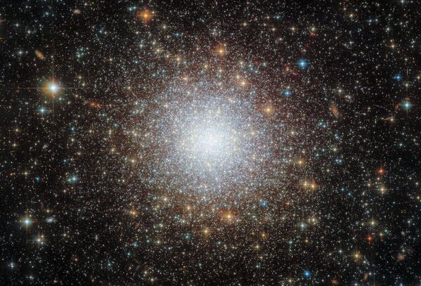 این تصویر خیره کننده خوشه کروی متراکم معروف به NGC 2210 را نشان می دهد که در ابر ماژلانی بزرگ (LMC) قرار دارد. LMC حدود 157000 سال نوری از زمین فاصله دارد و به اصطلاح کهکشان اقماری راه شیری است، به این معنی که این دو کهکشان از نظر گرانشی به هم متصل هستند. خوشه های کروی، خوشه های بسیار پایدار و محکمی از هزاران یا حتی میلیون ها ستاره هستند. ثبات آنها به این معنی است که آنها می توانند برای مدت طولانی دوام بیاورند، و بنابراین خوشه های کروی اغلب به منظور بررسی جمعیت های ستاره ای بالقوه بسیار قدیمی مورد مطالعه قرار می گیرند. در واقع، تحقیقات سال 2017 با استفاده از برخی از داده‌هایی که برای ساخت این تصویر نیز مورد استفاده قرار گرفت، نشان داد که نمونه‌ای از خوشه‌های کروی LMC از نظر سنی بسیار نزدیک به برخی از قدیمی‌ترین خوشه‌های ستاره‌ای یافت شده در هاله راه شیری بودند.  NGC 2210 احتمالاً در حدود 11.6 میلیارد سال سن دارد. با وجود اینکه این فقط چند میلیارد سال جوان‌تر از خود کیهان است، NGC 2210 را تا حد زیادی به جوان‌ترین خوشه کروی در نمونه خود تبدیل کرد. تمام خوشه‌های کروی دیگر LMC که در همان کار مورد مطالعه قرار گرفتند، حتی قدیمی‌تر بودند و چهار تای آنها بیش از 13 میلیارد سال سن داشتند. این جالب است، زیرا به اخترشناسان می‌گوید که قدیمی‌ترین خوشه‌های کروی در LMC همزمان با قدیمی‌ترین خوشه‌های کهکشان راه شیری تشکیل شده‌اند، حتی اگر این دو کهکشان به طور مستقل تشکیل شده باشند. این خوشه قدیمی، اما نسبتاً جوان، علاوه بر اینکه منبع تحقیقات جالبی است، با جمعیت بسیار متمرکز ستارگانش، بسیار زیباست. - اسپوتنیک ایران  