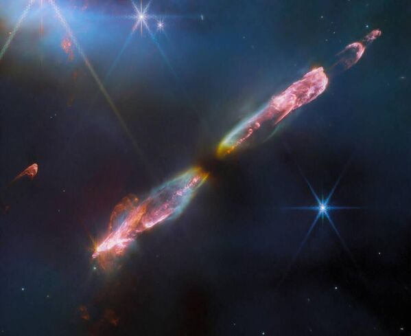 تلسکوپ فضایی جیمز وب ناسا با وضوح بالا و نگاه نزدیک به مادون قرمز  به Herbig-Haro 211 جزئیات بسیار خوبی از تولد و خروج یک ستاره جوان را نشان می دهد، شبیه به نوزادی خورشید ما. اجرام هربیگ هارو زمانی تشکیل می‌شوند که بادهای ستاره‌ای یا فواره‌های گازی که از ستاره‌های تازه متولد شده پرتاب می‌شوند، امواج ضربه‌ای را تشکیل می‌دهند که با گاز و غبار مجاور با سرعت بالا برخورد می‌کنند. - اسپوتنیک ایران  