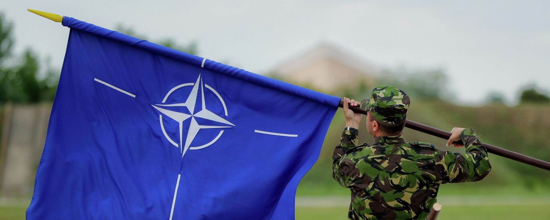 A Romanian serviceman furls the NATO flag. File photo - اسپوتنیک ایران  , 1920, 13.12.2023