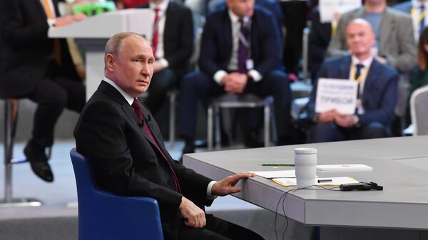 Президент РФ Владимир Путин проводит совместную прямую линию с гражданами и большую пресс-конференцию с журналистами в Гостином дворе - اسپوتنیک ایران  