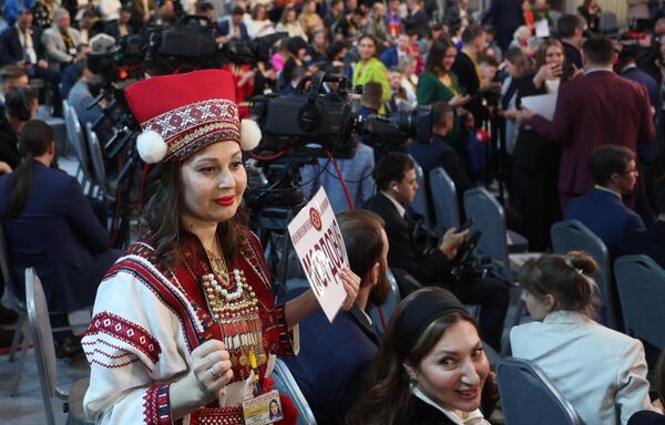 14 دسامبر 2023. خبرنگاران در سالن قبل از شروع &quot;خط مستقیم&quot; مشترک و کنفرانس مطبوعاتی بزرگ ولادیمیر پوتین، رئیس جمهور روسیه. - اسپوتنیک ایران  