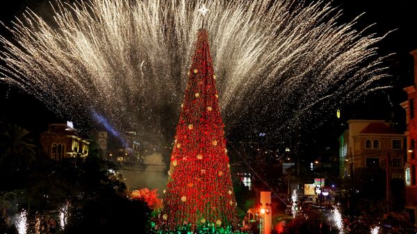 مراسم نورافشانی درخت کریسمس در شهر بیبلوس در شمال لبنان - اسپوتنیک ایران  
