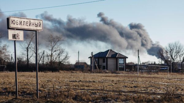 Нефтенакопитель, загоревшийся из-за атаки украинских беспилотников в районе курского аэродрома - اسپوتنیک ایران  