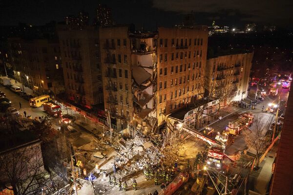 اولین امدادگران در کنار یک ساختمان فروریخته در محله برانکس نیویورک  کار می کنند. دوشنبه، 11 دسامبر 2023 - اسپوتنیک ایران  