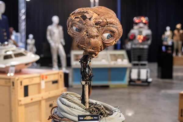  سرپرست جلوه های ویژه E.T. در پیش نمایش مطبوعاتی جولینز حراج قبل از نمایشگاه عمومی و حراج &quot;افسانه هالیوود&quot; نمایش داده می شود. - اسپوتنیک ایران  