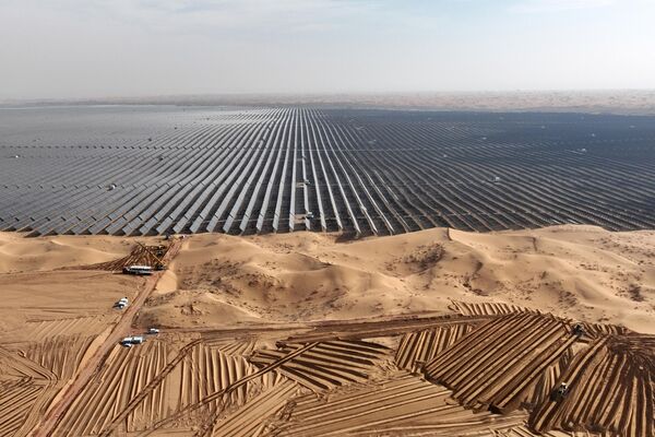  وسایل نقلیه را برای پنل های خورشیدی جدید در کنار میدانی از صفحات خورشیدی در حین ساخت و ساز در پایگاه انرژی نوین صحرای Ningxia Tengger در شمال منطقه Ningxia چین آماده می کنند. 9 دسامبر 2023 - اسپوتنیک ایران  