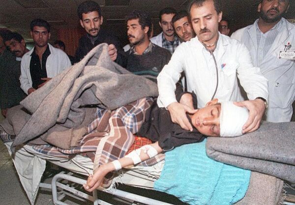 یک پزشک عراقی پس از یک حمله هوایی در اواخر 17 دسامبر، یک پسر مجروح را در پناهگاه مرکز پزشکی صدام بغداد معاینه می کند. - اسپوتنیک ایران  