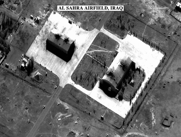 این عکس که در 18 دسامبر توسط وزارت دفاع ایالات متحده منتشر شد و در یک جلسه توجیهی پنتاگون استفاده شد، آسیب بمب به دو آشیانه در فرودگاه الصحرا در عراق را نشان می دهد. - اسپوتنیک ایران  
