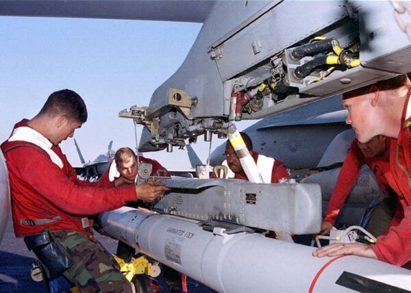  بارگیری یک هواپیما با سلاح های مختلف، به منظور آماده سازی برای موج دوم حملات در 17 دسامبر 1998 علیه عراق در طول عملیات روباه صحرا. - اسپوتنیک ایران  