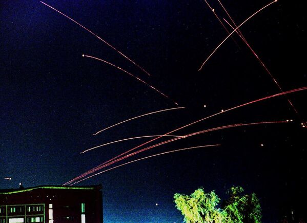 ردیاب های قرمز ضد هوایی عراق، آسمان بغداد را در روز شنبه 19 دسامبر 1998 در اولین روز از ماه مبارک رمضان و چهارمین موج حملات موشکی ایالات متحده در عراق روشن می کند. - اسپوتنیک ایران  