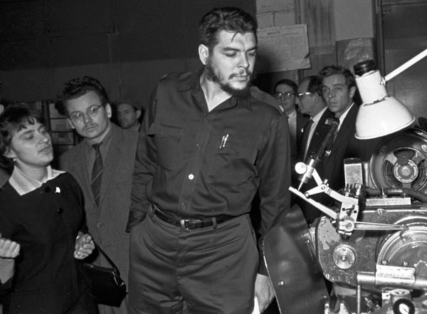 رئیس هیئت اقتصادی دولت جمهوری کوبا، ارنستو چه گوارا، که برای یک سفر رسمی به اتحاد جماهیر شوروی وارد شد، در جریان بازدید از اولین کارخانه باربری دولتی در مسکو. - اسپوتنیک ایران  