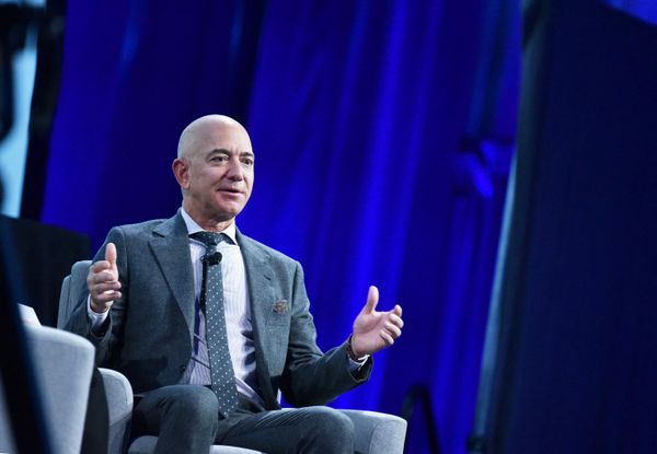 جف بزوس، بنیانگذار Blue Origin، پس از دریافت جایزه برتری در صنعت فدراسیون بین المللی فضانوردی (IAF) 2019 در طول هفتادمین کنگره بین المللی فضانوردی در مرکز همایش والتر ای. واشنگتن - اسپوتنیک ایران  