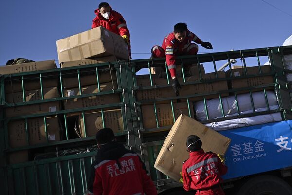 کمک رسانی به بازماندگان زلزله در شهرستان جیشیشان در استان گانسو شمال غربی چین. 20 دسامبر 2023 - اسپوتنیک ایران  