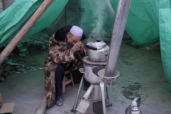 ما چنگیون برای همسرش که در زلزله روستای یانگوا در نزدیکی شهر داهجیا در شمال غربی استان گانسو در شمال غربی چین، غمگین است. مقامات چین روز سه‌شنبه 20 دسامبر اعلام کردند زمین‌لرزه شدیدی این منطقه کوهستانی شمال غربی چین را لرزاند، خانه‌ها را ویران کرد، ساکنان منطقه را در یک شب زمستانی و در سرمای شدید بی خانمان نمود و باعث مرگ بسیاری از مردم در مرگبارترین زمین‌لرزه این کشور در 9 سال اخیرشد. - اسپوتنیک ایران  