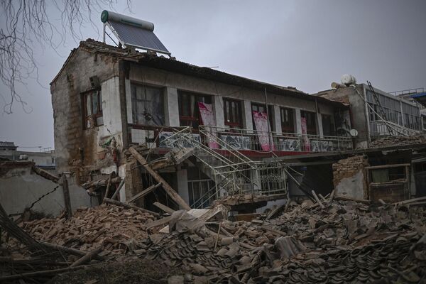 منظره  ساختمانی که پس از زلزله در شهر داهجیا، شهرستان جیشیشان در استان گانسو شمال غربی چین در 19 دسامبر 2023 فرو ریخته است. - اسپوتنیک ایران  
