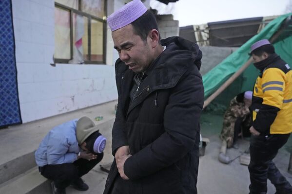 ما لیانچیانگ برای همسرش که در زلزله روستای یانگوا در نزدیکی شهر داهجیا در شمال غربی استان گانسو چین، چهارشنبه، دسامبر کشته شد، غمگین است. 20، 2023. مقامات چین روز سه‌شنبه 20 دسامبر اعلام کردند زمین‌لرزه شدیدی این منطقه کوهستانی شمال غربی چین را لرزاند، خانه‌ها را ویران کرد، ساکنان منطقه را در یک شب زمستانی و در سرمای شدید بی خانمان نمود و باعث مرگ بسیاری از مردم در مرگبارترین زمین‌لرزه این کشور در 9 سال اخیرشد. - اسپوتنیک ایران  