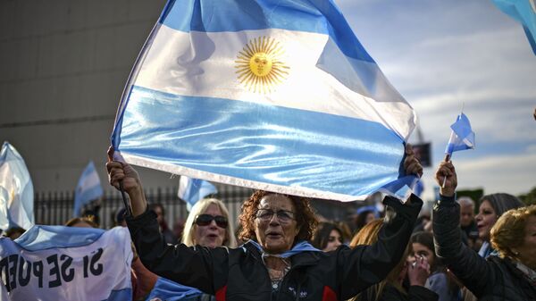 Сторонники президента Аргентины Маурисио Макри с государственным флагом Аргентины во время марша в Буэнос-Айресе - اسپوتنیک ایران  