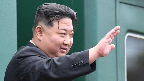 Председатель государственных дел КНДР Ким Чен Ын во время отправления с железнодорожной станции Артем - Приморский 1 - اسپوتنیک ایران  