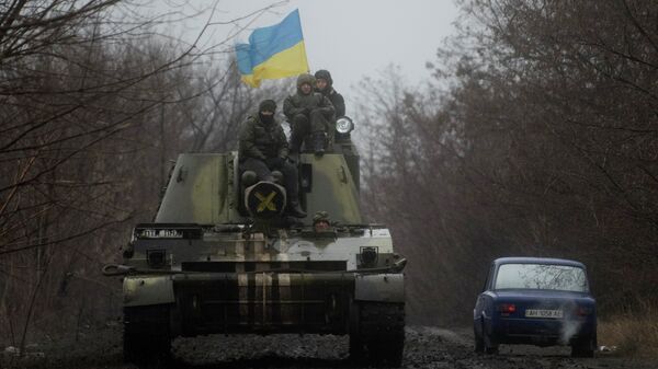 Ukrainian servicemen ride atop an armored vehicle with a Ukrainian flag, on the outskirts of Donetsk, Ukraine - اسپوتنیک ایران  