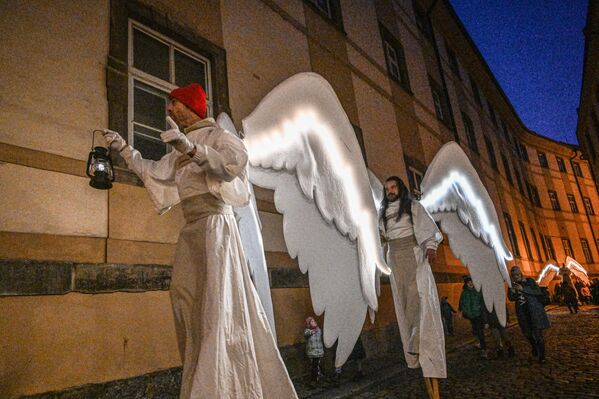 هنرنمایی آرتیست ها در لباس فرشته در پراگ. - اسپوتنیک ایران  