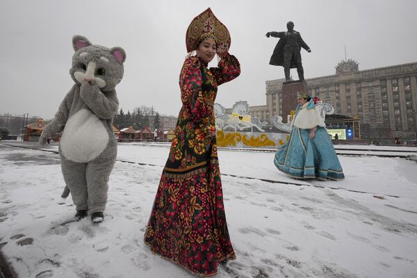 آرتیست های خیابانی در لباس های ملی روسی و به شکل جانوران در سن پیترزبورگ روسیه. - اسپوتنیک ایران  