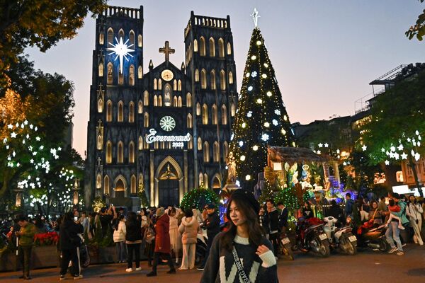 عکس در مقابل درخت کریسمس در هانوی. - اسپوتنیک ایران  