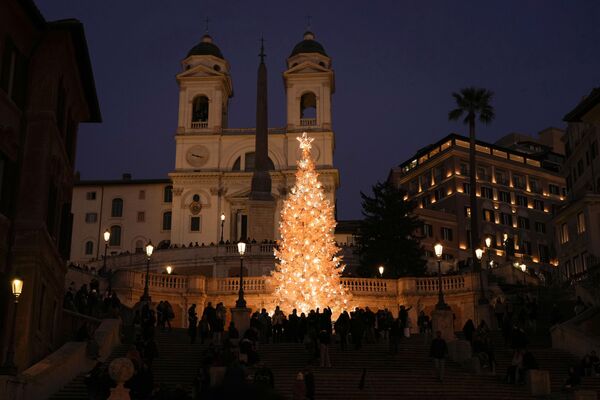 عکس روی پله های اسپانیولی روم در مقابل تزیینات کریسمس و درخت کاج جشن. - اسپوتنیک ایران  