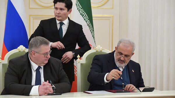 اولین موافقت‌نامه تجارت آزاد ایران با اتحادیه اقتصادی اوراسیا امضا شد - اسپوتنیک ایران  
