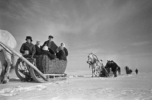 گردش مردمی کریسمس در کالخوز «استالین» در چوواش. سال 1940 میلادی. - اسپوتنیک ایران  