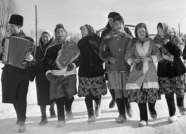 ساکنان ولادیمیر در حال رقص در جشن زمستان روسی. - اسپوتنیک ایران  