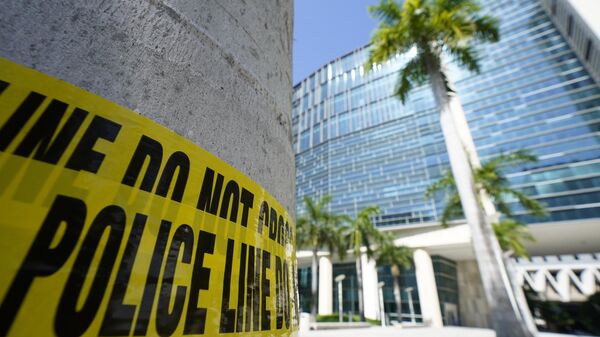 Police tape is wrapped around a palm tree outside the Wilkie D. Ferguson Jr. U.S. Courthouse, Monday, June 12, 2023, in Miami, Fla. Former President Donald Trump is set to appear at the federal court Tuesday, on dozens of felony charges accusing him of illegally hoarding classified information. - اسپوتنیک ایران  