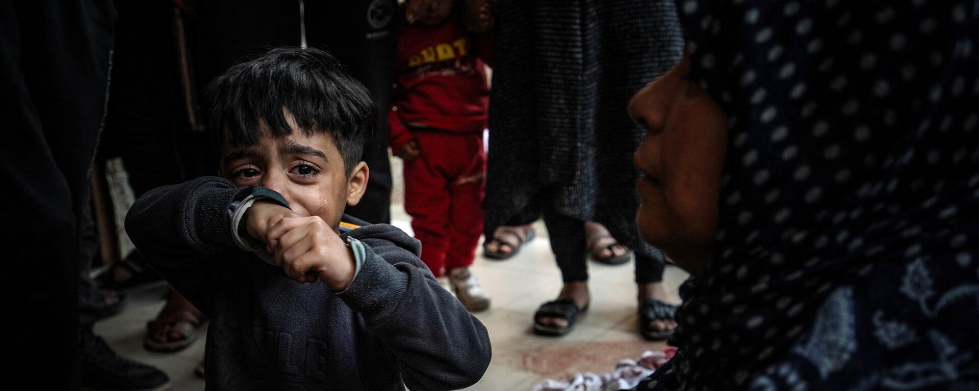 Ребенок плачет во время израильской бомбардировки больницы Насера в Хан-Юнисе на юге сектора Газа  - اسپوتنیک ایران  , 1920, 30.12.2023