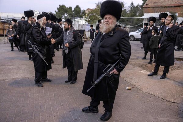 یهودیان ارتدوکس از فرقه حسیدی مجهز به اسلحه خودکار M16، در مراسم عروسی در اورشلیم نگهبانی می دهند. 27 دسامبر 2023 - اسپوتنیک ایران  