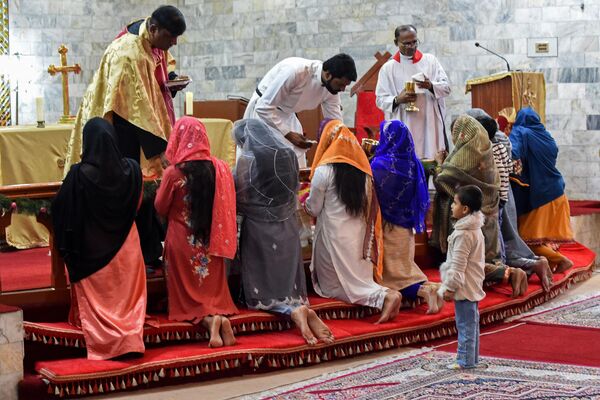  مسیحیان در دعای کریسمس در کلیسای متدیست یادبود بتل در کویته شرکت می کنند. - اسپوتنیک ایران  