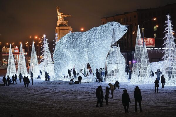 مردم در پارک ودنخای مسکو که برای جشن های سال نو و کریسمس تزئین شده است قدم می زنند. - اسپوتنیک ایران  