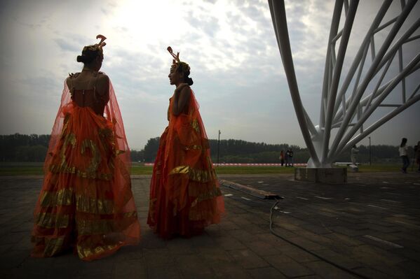 اجراکنندگان در پشت صحنه قبل از مراسم افتتاحیه جشنواره قایق اژدها در پارک آبی المپیک در پکن ایستاده اند. 30 مه 2017جشنواره Duanwu که به عنوان جشنواره قایق اژدها نیز شناخته می شود، در پنجمین روز از پنجمین ماه تقویم قمری چین برگزار می شود. اجراکنندگان در پشت صحنه قبل از مراسم افتتاحیه جشنواره قایق اژدها در پارک آبی المپیک در پکن ایستاده اند. 30 مه 2017جشنواره Duanwu که به عنوان جشنواره قایق اژدها نیز شناخته می شود، در پنجمین روز از پنجمین ماه تقویم قمری چین برگزار می شود. - اسپوتنیک ایران