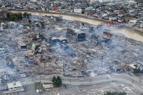 این عکس هوایی دود را نشان می دهد که از منطقه ای به دنبال آتش سوزی بزرگ در واجیما، استان ایشیکاوا در 2 ژانویه 2024،به آسمان بلند می شود. این ی یک روز پس از زلزله شدید 7.5 ریشتری است که منطقه نوتو در استان ایشیکاوا را لرزاند. روز اول ژانویه یک سری زمین لرزه های شدید غرب ژاپن را لرزاند که به ساختمان ها، وسایل نقلیه و قایق ها آسیب رساند و مقامات در روز سه شنبه به مردم در برخی مناطق هشدار دادند که از خانه های خود دور بمانند زیرا خطر زمین لرزه های شدیدتر وجود دارد.  - اسپوتنیک ایران  
