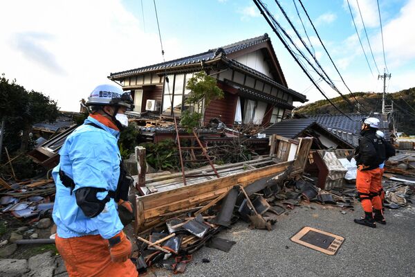 آتش نشانان خانه های چوبی فرو ریخته در واجیما، استان ایشیکاوا را در 2 ژانویه 2024، یک روز پس از زلزله شدید 7.5 ریشتری که بعد از ظهر منطقه نوتو در استان ایشیکاوا را لرزاند، بازرسی می کنند. امدادگران ژاپنی برای یافتن بازماندگان زلزله بزرگی که در روز اول سال نو رخ داد و بر اساس گزارش‌ها بیش از 20 کشته و ویرانی هایی برجای گذاشت ، تلاش می ورزند. - اسپوتنیک ایران  