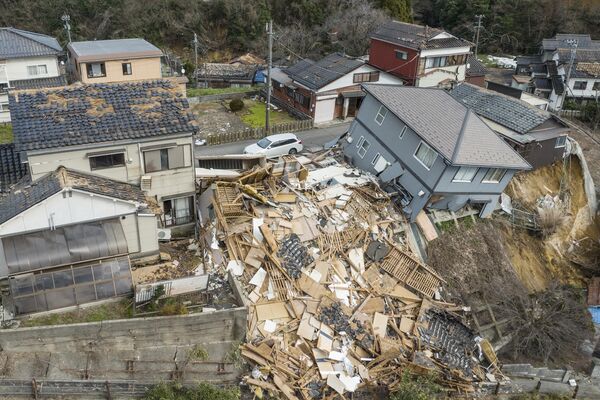 این عکس هوایی خانه های آسیب دیده و ویران شده را در امتداد خیابانی در واجیما، استان ایشیکاوا در 2 ژانویه 2024 ، نشان می دهد و یک روز پس از زلزله بزرگ 7.5 ریشتری که منطقه نوتو در استان ایشیکاوا  را لرزاند، گرفته شده است. - اسپوتنیک ایران  
