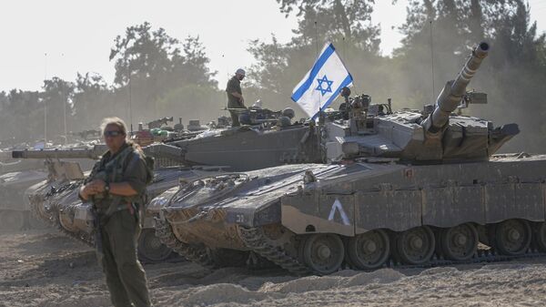 Израильские солдаты работают с танком недалеко от границы с сектором Газа, Израиль - اسپوتنیک ایران  